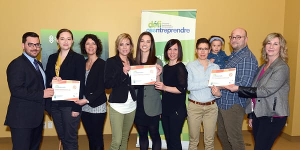 Les membres du jury et des trois entreprises qui ont remporté un prix au Défi OSEntreprendre, le 4 avril 2016 à Saint-Jérôme.