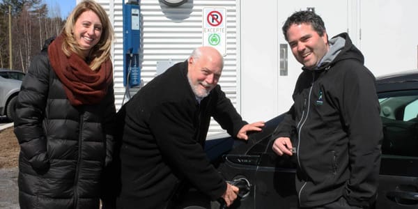 France Lampron, directrice Électrification des transports d’Hydro-Québec, le maire Jean Dumais et Frédéric Broué, directeur g