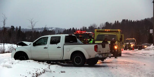 Deux véhicules sont entrés en collision sur la rue Saint-Venant, à Sainte-Agathe le 8 avril 2016. Photos par Alexandre Parent