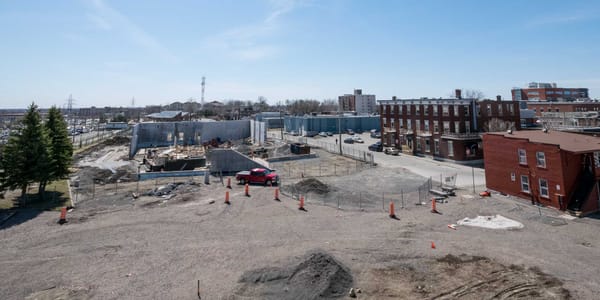 En avril 2016, on prévoyait terminer les travaux de construction du Théâtre Gilles-Vigneault pour l'automne 2017, au centre-v