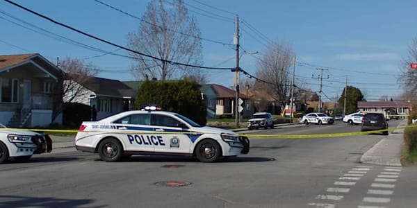 Plusieurs agents du Service de police de Saint-Jérôme avaient fermé l'accès à la 9e rue à Saint-Antoine, le 5 mai 2016.