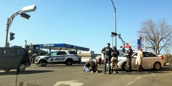 Plusieurs personnes entourent une personne allongée sur la 5e rue, le matin du 11 mai 2016.