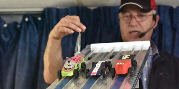 Sur la ligne de départ de l'Opti Bolide, trois créations qui dévalent la piste, au Club optimiste de Saint-Antoine, le 14 mai