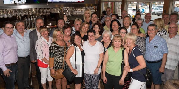 Plusieurs personnes étaient rassemblées pour saluer les 16 années de travail de Daniel Desjardins à la Chambre de commerce de