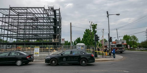 Le chantier des rues Latour et Godmer était entouré par les policiers et les pompiers, à Saint-Jérôme le 29 mai 2016.