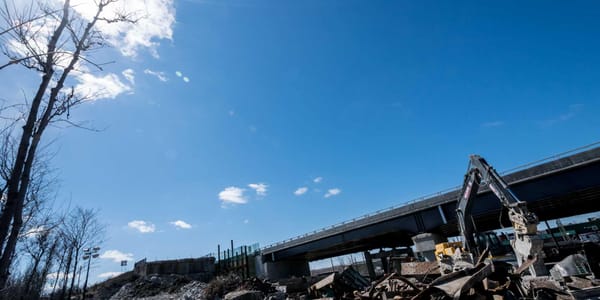 Le pont de l'autoroute 15 Nord a été démoli pour être remplacé par un neuf. Photo prise le 5 avril 2016 à Saint-Jérôme