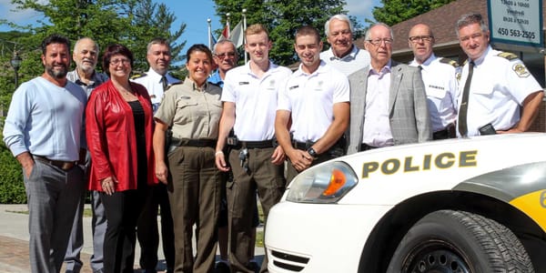 Le maire de Saint-Hippolyte Bruno Laroche et le conseiller Donald Riendeau, la mairesse de Sainte-Sophie Louise Gallant, le c
