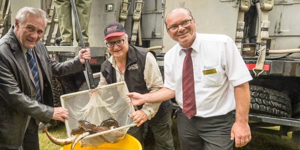 Le président de la Fondation de l'eau Rivière du Nord Ronald Raymond, avec le propriétaire du magasin Canadian Tire de Saint-