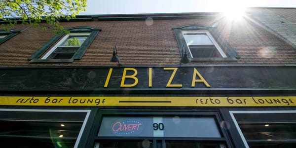 Le restaurant Ibiza est situé sur la rue de la Gare, au centre-ville de Saint-Jérôme.