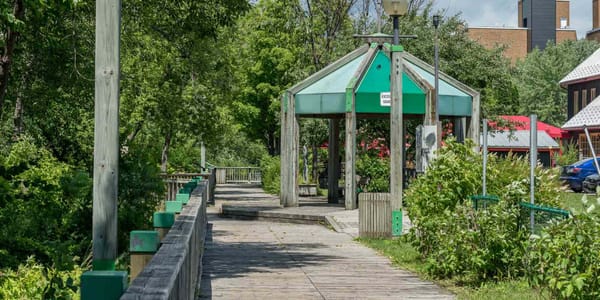 La Promenade de Saint-Jérôme longe la rivière du Nord, au centre-ville.