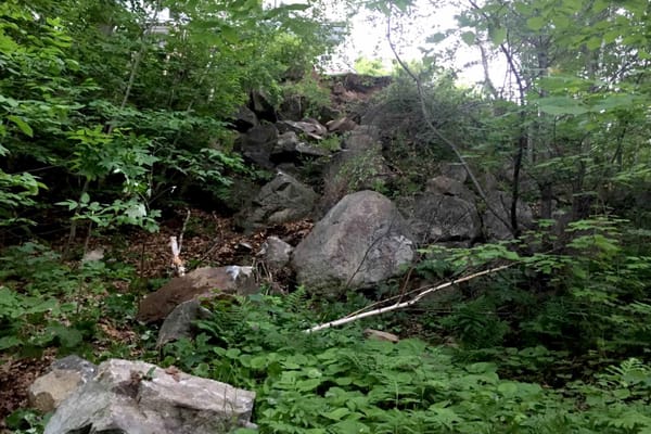 Un périmètre de sécurité à été établi par les pompiers autour de cet éboulement, le 13 juillet 2016. Photos Alexandre Parent-