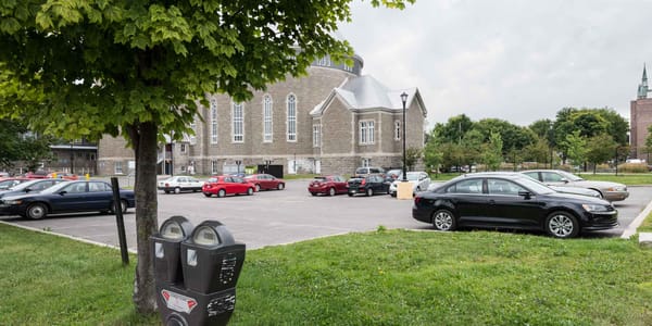 Ce sont près de 80 places qui pourraient devenir payantes, au même prix que le stationnement public, pour la Cathédrale de Sa