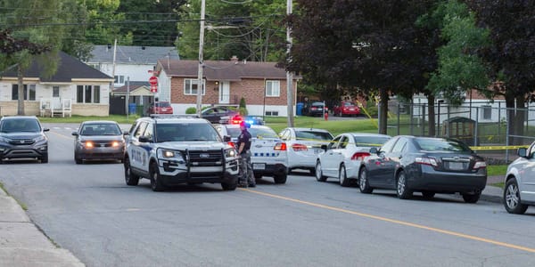 Des véhicules du Service de police de Saint-Jérôme contrôlaient l'accès au trottoir de la rue des Prés, le 17 août 2016.