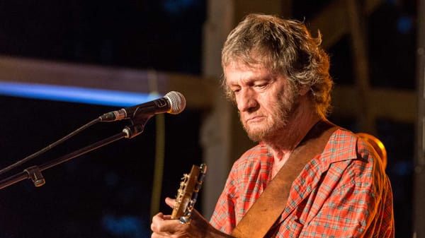Plume Latraverse a donné un spectacle acoustique sur la scène de l'amphithéâtre Rolland, à Saint-Jérôme, le 18 août 2016.