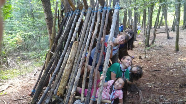 Des cabanes construites par de nouveaux experts scouts.
