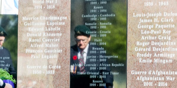 La cérémonie de dévoilement du nouveau cénotaphe a eu lieu le dimanche 11 septembre, sur la rue du Palais, à Saint-Jérôme.