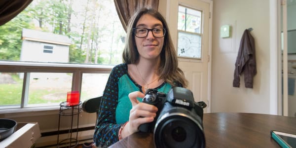 Selena Loiselle et son appareil photo.