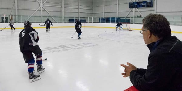 Michel Gagnon regarde les joueurs du Saint-Jérôme Plus s'échauffer à quelques jours du match des Anciens Canadiens, prévu le