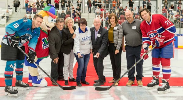 Richard Guindon, ex-joueur des Panthères de Saint-Jérôme, la mascotte Piko de Sainte-Sophie, Michel Gagnon, Claude-Elaine Lan