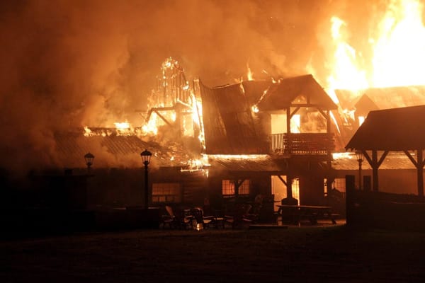 Le Ranch Mont-Tremblant a brûlé dans la nuit de mercredi à jeudi, à Val-des-Lacs le 29 septembre 2016. Photos par Alexandre P