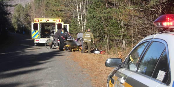 Les services d'urgence en pleine intervention sur la piste du P'tit train du Nord, à Sainte-Adèle, le 19 novembre 2016.