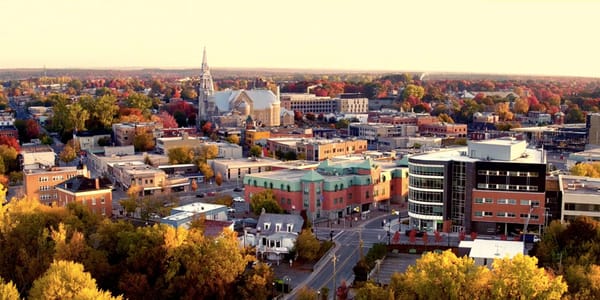 Le centre-ville de Saint-Jérôme, vu des airs, à l'automne 2016. Photo tirée d'une vidéo fournie par la Ville de Saint-Jérôme