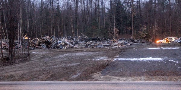 Les restes d'un incendie qui s'est déclaré dans une structure de bois près de la montée de l'Église, à Saint-Colomban, le 1er