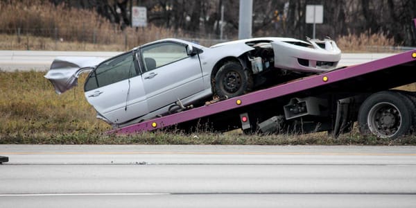 Un homme dans la vingtaine est mort après que sa voiture ait frappé un poteau sur l'autoroute 15 Sud, à Mirabel, la nuit du 3