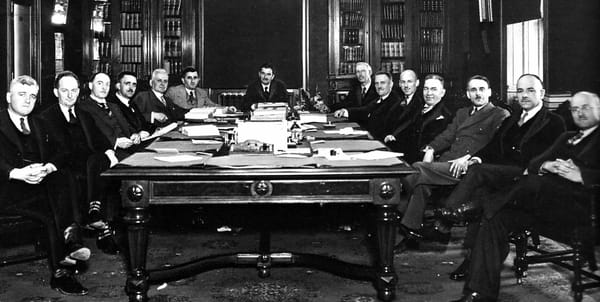 Le premier gouvernement de Maurice Duplessis, en 1936. Pour savoir qui est sur l'image, consulter Wikipédia.