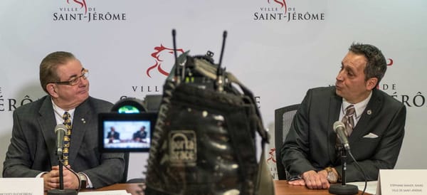 Jacques Duchesneau, inspecteur général de Saint-Jérôme, et Stéphane Maher, le maire, lors de l'annonce de la création du Bure