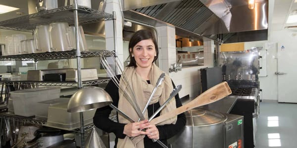 Catherine Hamé fournit le lieu et les outils à tous ceux qui ont besoin de transformer des aliments dans la cuisine de Sainte