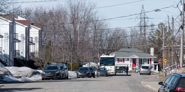 Un poste de commandement mobile de la Sûreté du Québec a été stationné toute la matinée sur la rue Leroux, à Saint-Jérôme le