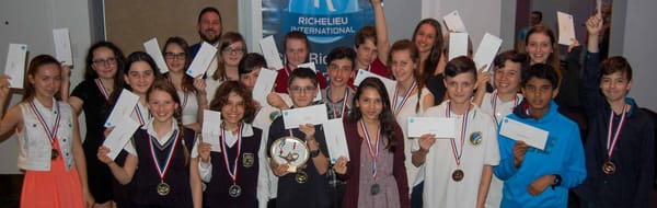 Le groupe des 21 gagnants des environs de Saint-Jérôme. Ils ont reçu des chèques de 50$, 100$ ou 150$ pour leur performance l