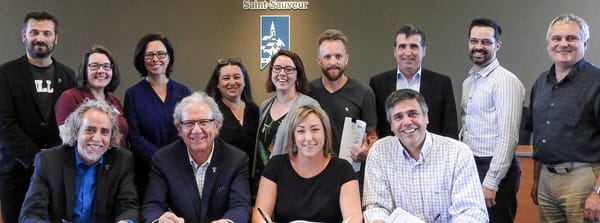 À la table: le directeur général Jean Beaulieu, le maire de Saint-Sauveur Jacques Gariépy, Marie-Ève Houle, inspectrice en ur