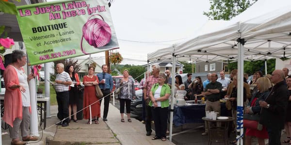 Hot-dogs et hamburgers au magasin de laine