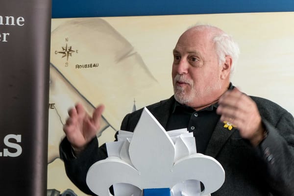 Jean Dumais est le maire de Saint-Colomban.