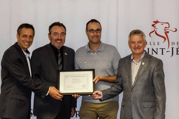 Le maire de Saint-Jérôme Stéphane Maher, avec le directeur général Yvan Patenaude, le chef de division au Service de l’urbani
