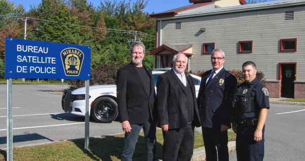 Le conseiller municipal Steve Gagnon, responsable de la sécurité publique, le maire de Saint-Colomban Jean Dumais, le directe