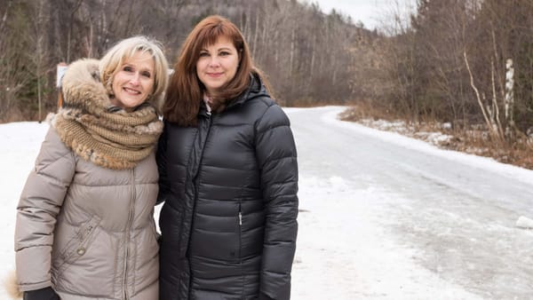 Nicole Tremblay en bordure de la piste du P'tit train du Nord en compagnie de la mairesse de Piedmont, Nathalie Rochon.