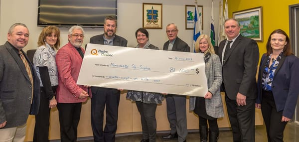 Éric Jutras, Linda Lalonde et Claude Lamontagne, du conseil municipal de Sainte-Sophie, Jérône Garneau d'Hydro-Québec, la mai