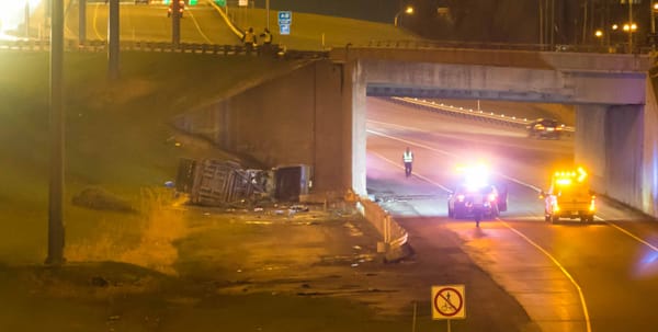 À gauche, les restes du véhicule impliqué dans l'accident du 11 mai 2018.