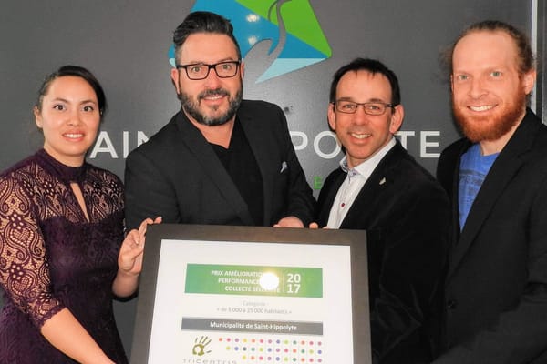 Sur la photo on Pour la remise de la borne de recharge électrique, on a rassemblé Mélanie Paquette du Service de l’environnem