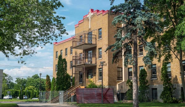 Un centre de réadaptation dans l'ancien CHSLD d'Youville et des bureaux à L'Auberge