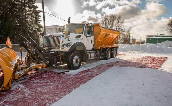 Le conducteur d'une déneigeuse a une vue très limitée des environs de sa machine