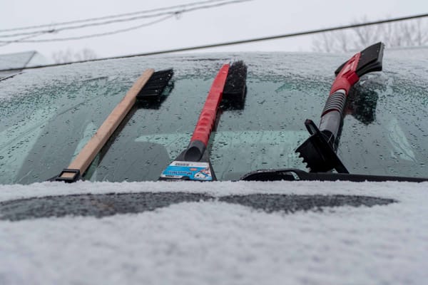 Balais à neige et truc de dégivrage, parce que la neige a neigé