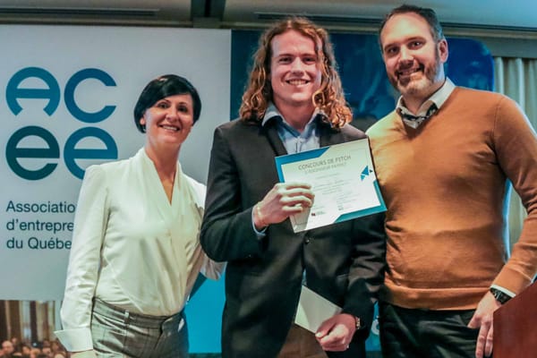 Un prix pour une tasse biodégradable avec paille intégrée, une idée de quatre étudiants d'ici