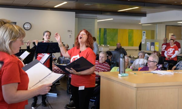 Les employés de L3 MAS offrent un BBQ aux résidents du CHSLD Saint-Jérôme