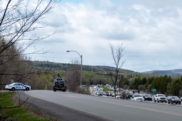 À l'envers sur une clôture entre la montée Sainte-Thérèse et l'autoroute 15