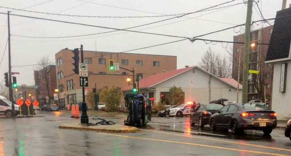 Voiture sur le côté au centre-ville de Saint-Jérôme