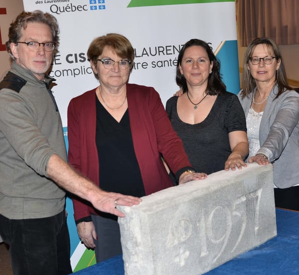 Une pierre scellée datant de 1957 retirée d'un pavillon de l'hôpital et remise à la Société d'histoire de la Rivière-du-Nord